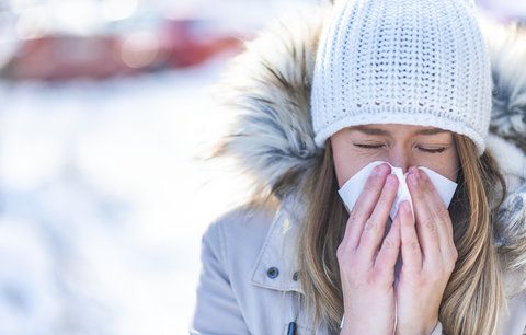 Rychlé babské rady proti nachlazení: Vyzrajte na kašel, rýmu i škrábání v krku!