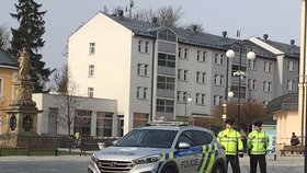 Policie hlídá budovu radnice v Rýmařově