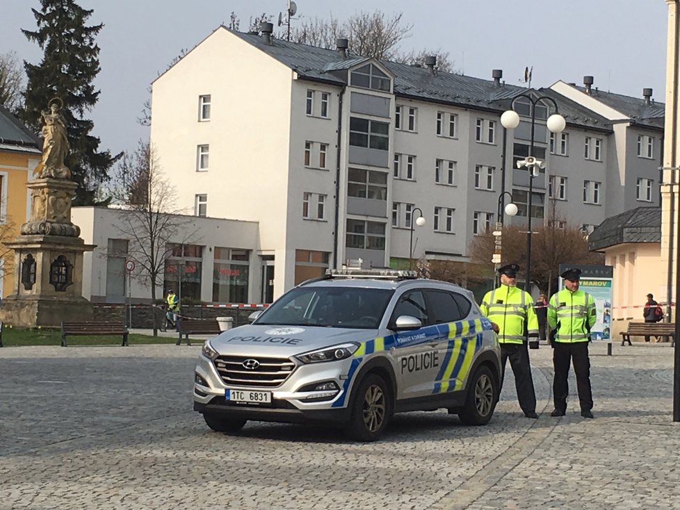 Police hlídá budovu radnice v Rýmařově