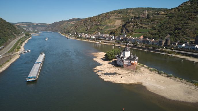 Nedostatek vody v řece Rýn komplikuje lodní dopravu.