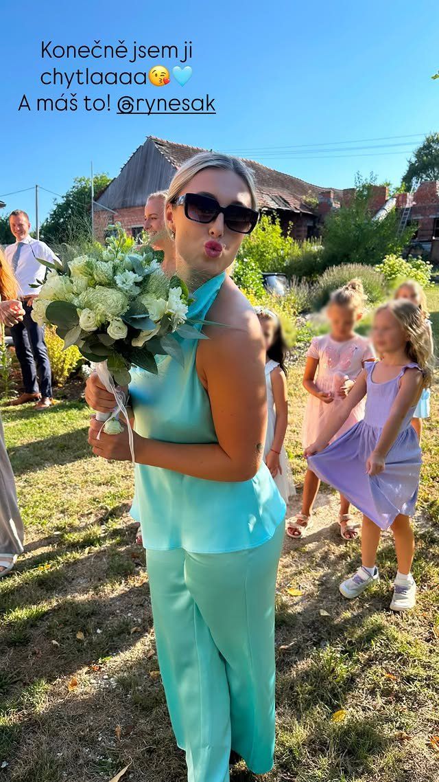 Na Ryneše se řítí chomout: Bacha, chytla kytku Na Ryneše se řítí chomout: Bacha, chytla kytku