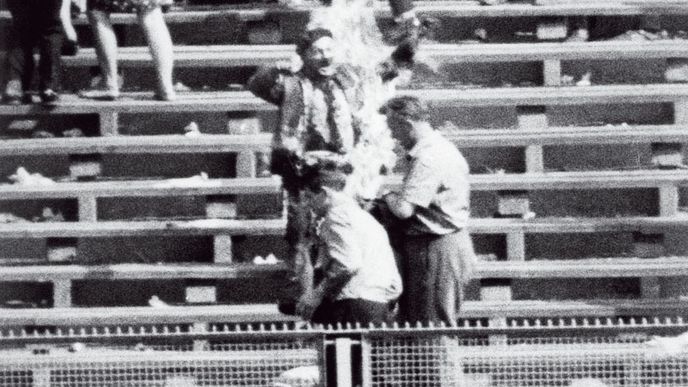 8. září 1968, varšavský sportovní stadion. Ryszard Siwiec hoří za svobodu Československa.