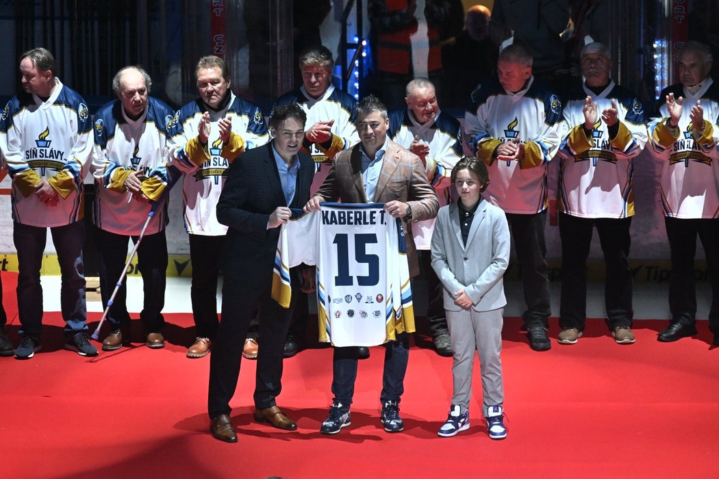 Jaromír Jágr za přítomnosti dalších kladenských legend předává dres bývalému obránci Tomáši Kaberlemu, který byl uveden do Síně slávy kladenského hokeje