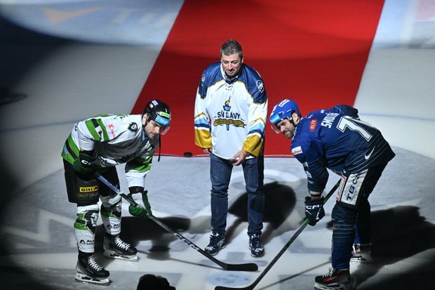 Tomáš Kaberle, bývalý obránce Kladna, vhazuje čestné buly před zápasem s Boleslaví Tomáš Kaberle, bývalý obránce Kladna, vhazuje čestné buly před zápasem s Boleslaví