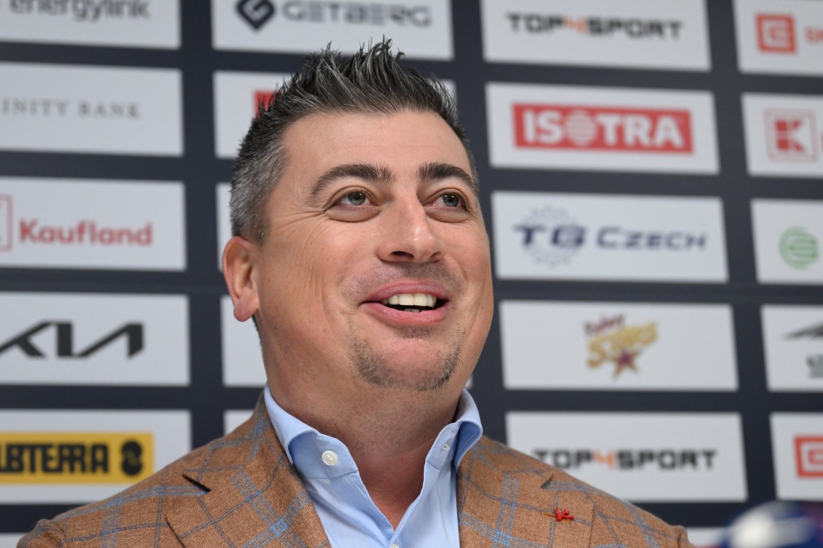 Tomáš Kaberle, někdejší vynikající zadák, se dočkal uvedení do Síně slávy kladenského hokeje Tomáš Kaberle, někdejší vynikající zadák, se dočkal uvedení do Síně slávy kladenského hokeje