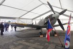 O repliku stíhacího letounu RAF Spitfire je před pavilonem Morava velký zájem.