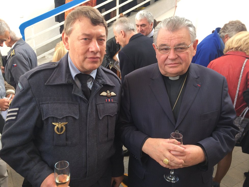 Na vernisáži výstavy nechyběl ani kardinál Dominik Duka (vpravo), který na začátku odsloužil tryznu za všechny připomenuté letce.