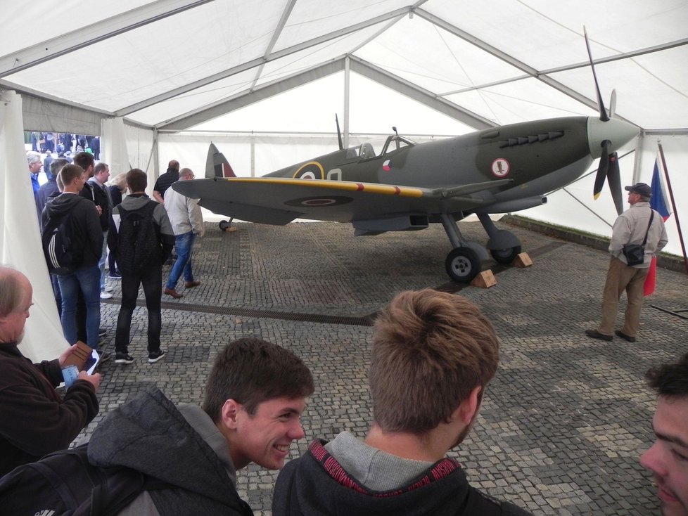 O repliku stíhacího letounu RAF Spitfire je před pavilonem Morava velký zájem.