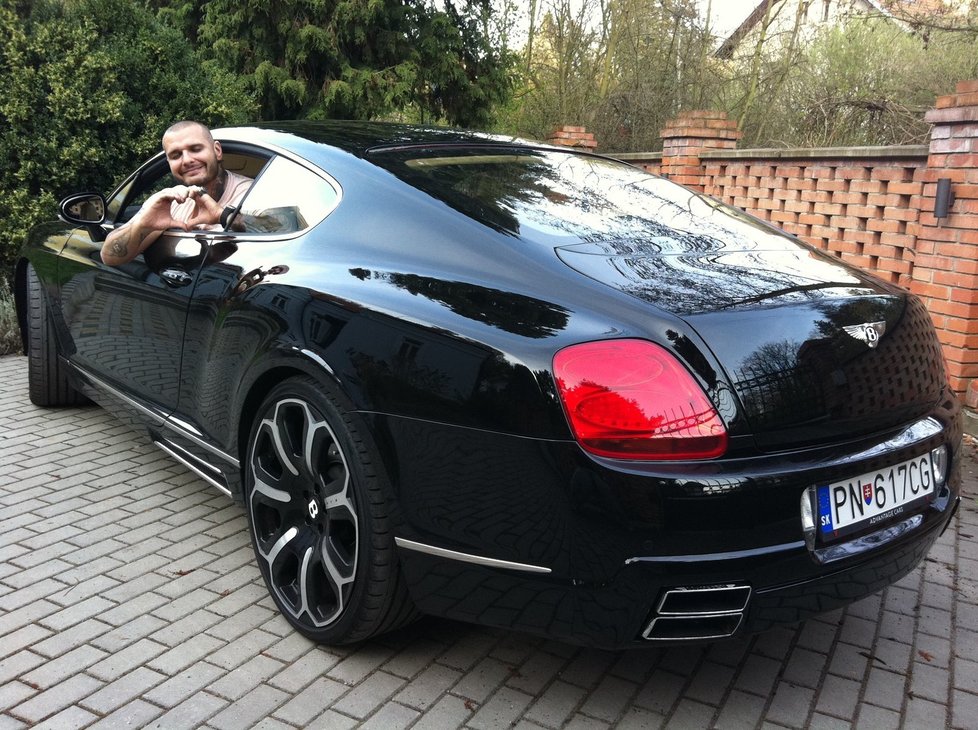 Rytmus rád dává na odiv svůj majetek. Velmi pyšný je své Bentley, které si pořídil za 200 tisíc eur.
