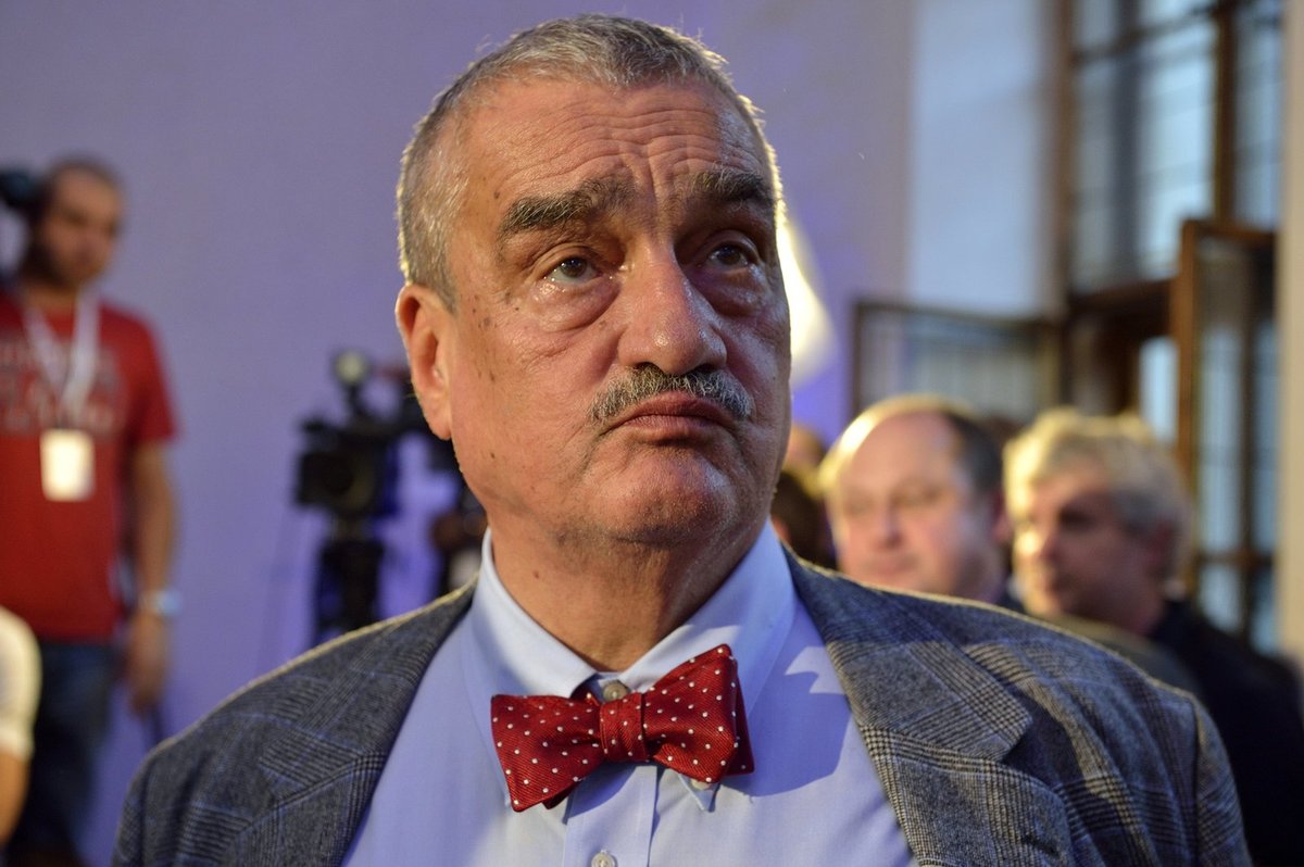 Karel Schwarzenberg (75)  Víko rakve také neznámí a hlavně nevkusní vtipálci letos zavřeli i nad politikem a předsedou TOP 09.