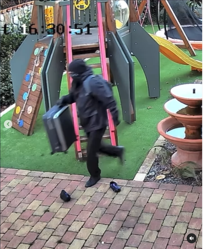 Záběry z Rytmusovi zahrady, po které kráčí zloděj s batohem na zádech a odnáší si kufr.