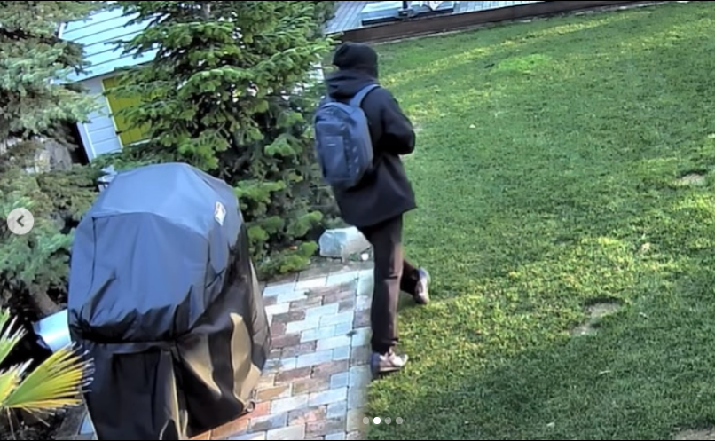 Záběry z Rytmusovi zahrady, po které kráčí zloděj s batohem na zádech.