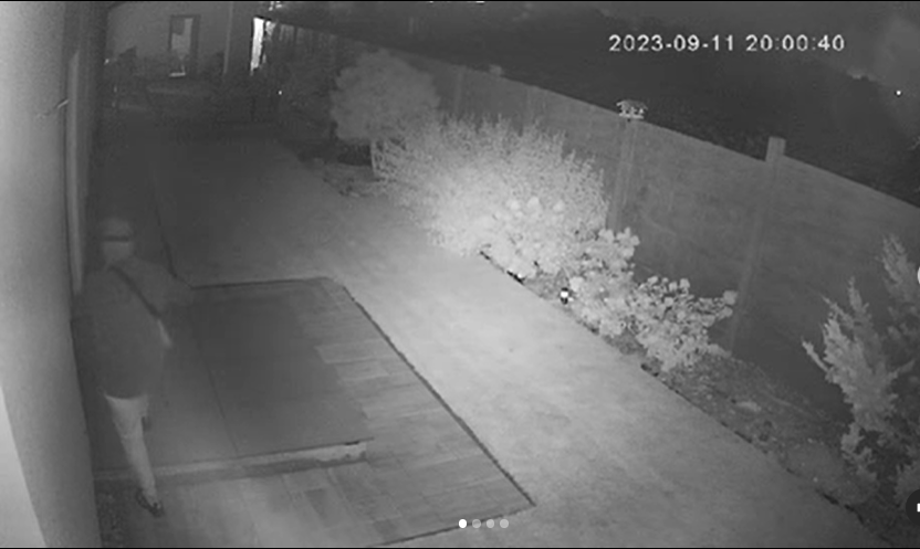 Rytmus zveřejnil záběry z noční kamery, kde si jejich dům byl ohlídnout zloděj ve světlých kalhotách.