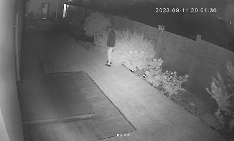 Rytmus zveřejnil záběry z noční kamery, kde si jejich dům byl ohlídnout zloděj ve světlých kalhotách.