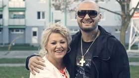 Patrik "Rytmus" Vrbovský se v klipu objevuje s vlastní matkou Vlastou.