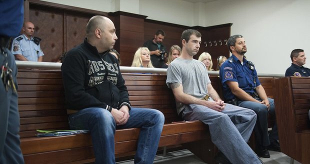  Šéf gangu Ryžák (vlevo) před soudem.