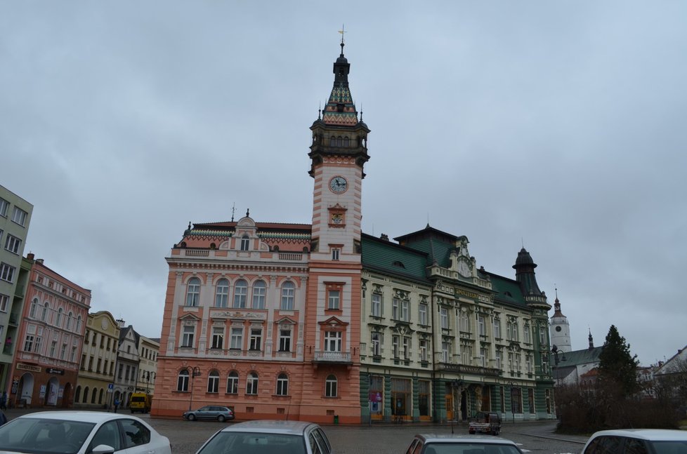 Jedním z míst, kde se v Krnově oddává a kde též platí zákaz sypání rýže, je budova radnice.