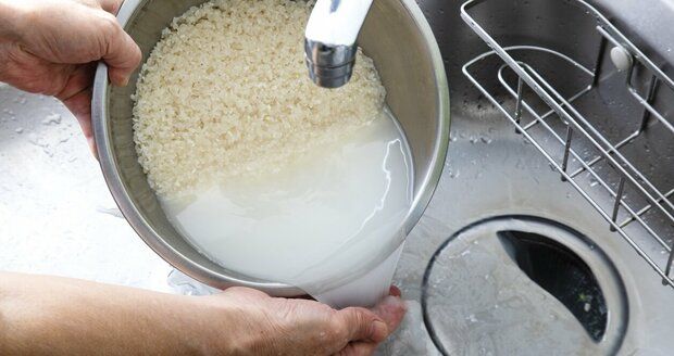 Nevylévejte rýžovou vodu! Cenný zázrak umí neuvěřitelné triky