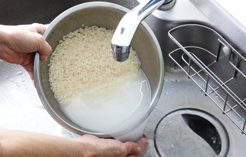 Nevylévejte rýžovou vodu! Cenný zázrak umí neuvěřitelné triky