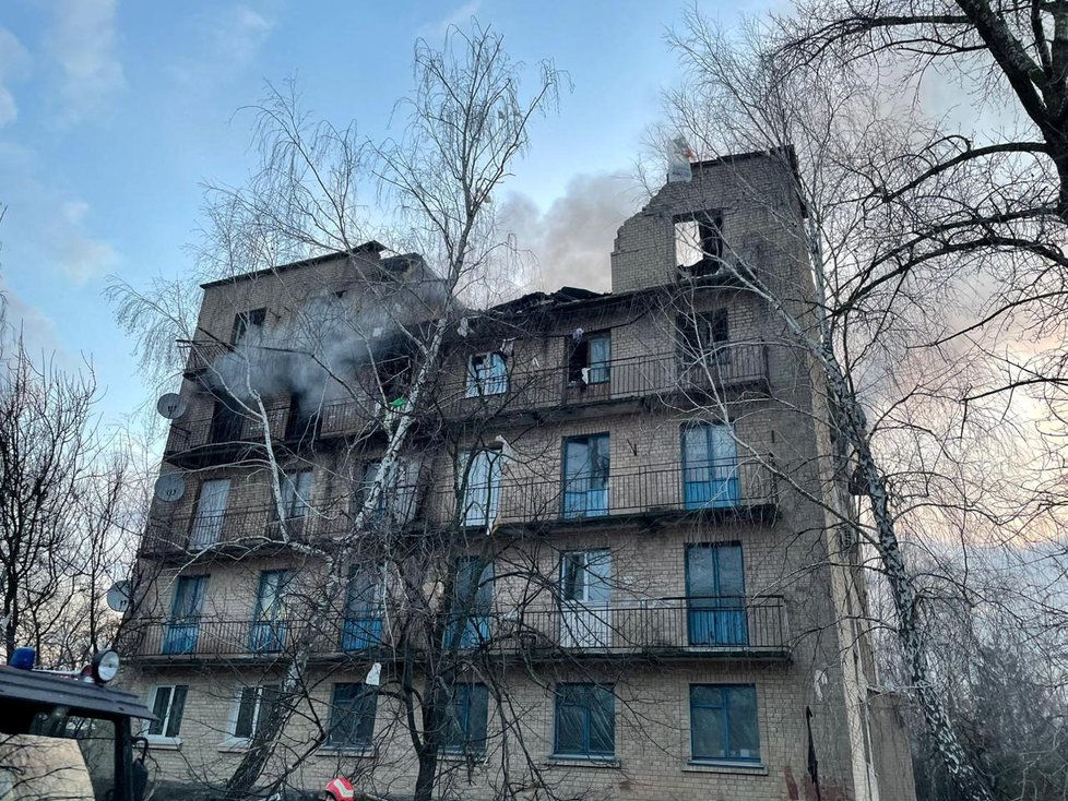 Těžce poničená školní budova v Ržiščivu (22. 3. 2023).