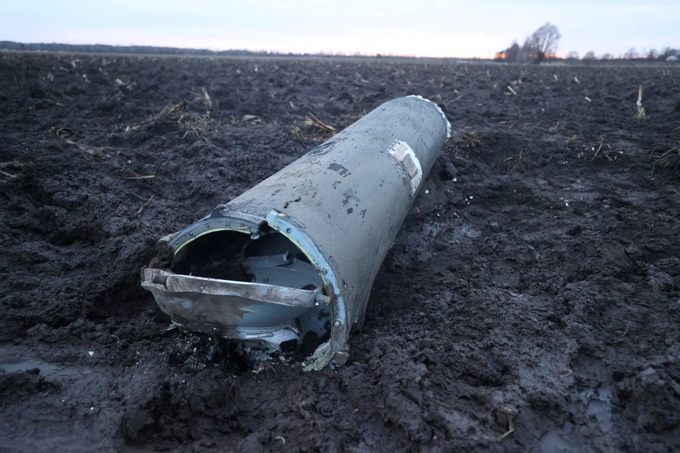Snímky zbytků rakety S-300, které podle Běloruska vypálila na jeho území Ukrajina