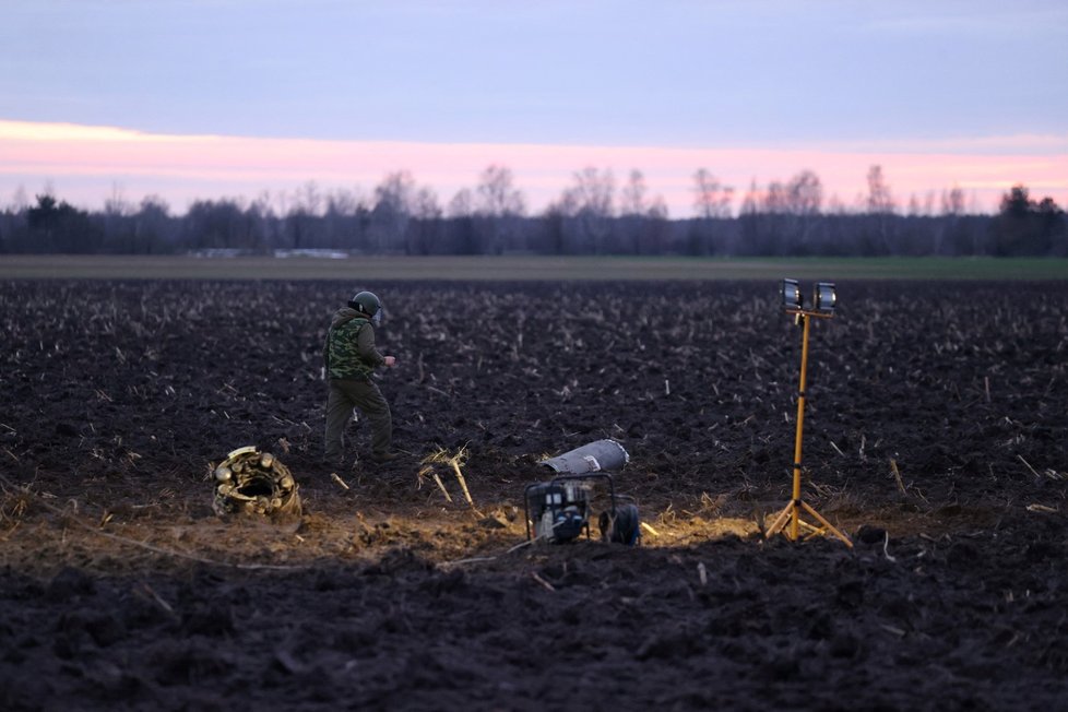 Snímky zbytků rakety S-300, které podle Běloruska vypálila na jeho území Ukrajina