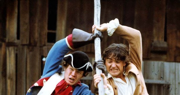 S čerty nejsou žerty (1984) - Dlouhý měl bitku s vojáky dokonale nacvičenou.