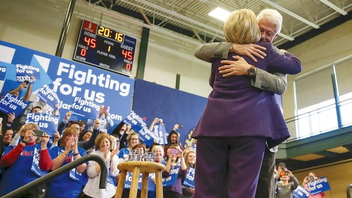 s exprezidentem. Hillary Clintonová má nyní velkou oporu ve svém exprezidentském manželovi. Snímek je z města Noshua, jedné z jejích zastávek během kampaně ve státě New Hampshire.