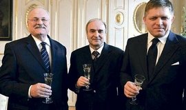 S novým guvernérem NBS Jozefem Makúchem (uprostřed) si připili prezident Ivan Gašparovič (vlevo)a premiér Robert Fico (vpravo)