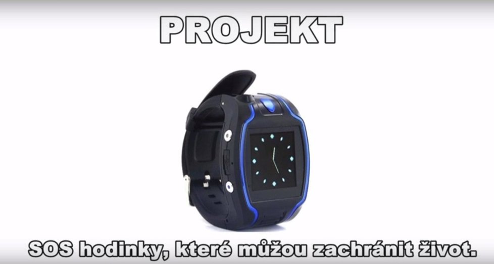 Břeclavští strážníci jako první v republice spustili před rokem systém unikátních hodinek, které dokáží seniorům zachránit život.