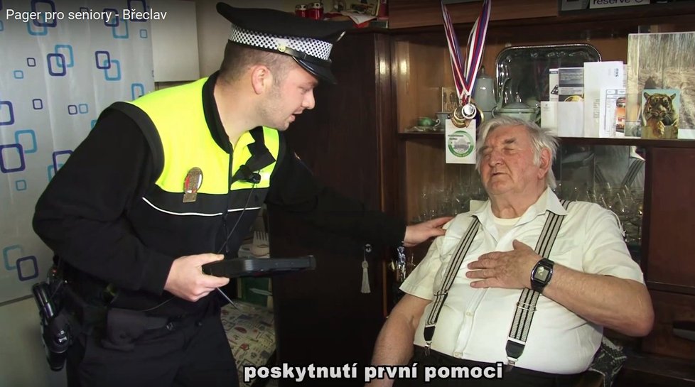 Strážníci mají od seniorů s SOS hodinkami klíče od bytu, snadno tak mohou pomoci i u nich v bytě.