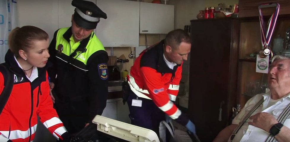 Břeclavští strážníci jsou výborně vyškoleni v první pomoci, někteří z nich dokonce jezdí s vozy záchranné zdravotnické služby. Když je potřeba zavolají sanitku rychlé záchranné služby.