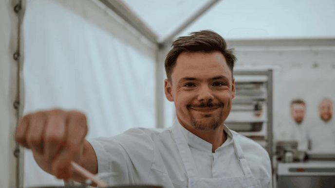 Zatím jediným českým úspěšným účastníkem S.Pellegrino Young Chef Academy je Patrik Bečvář, který soutěžil v roce 2015