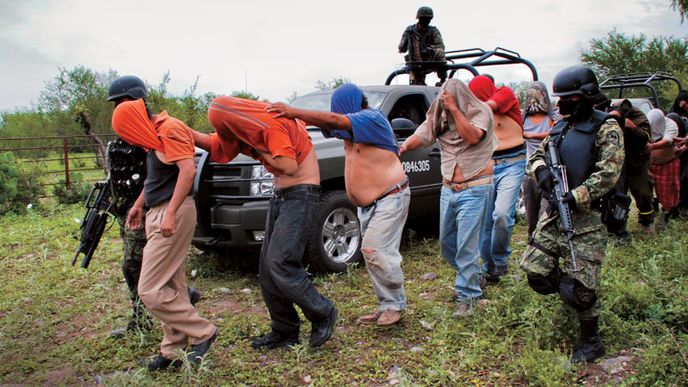 Kvůli drogám se v Mexiku vydírá, vraždí a také unáší. Vysvobození rukojmí jsou armádou transportováni do bezpečí.