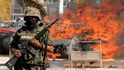 Mexický voják hlídá hořící hromadu kokainového kontrabandu nalezeného v Yucatánu loni v červnu