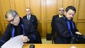 S úlevou dnes mohli opustit budovu Obvodního soudu pro Prahu 5 opustit poslanci Vít Bárta (VV) a Jaroslav Škárka. Soud je zprostil obžaloby.
