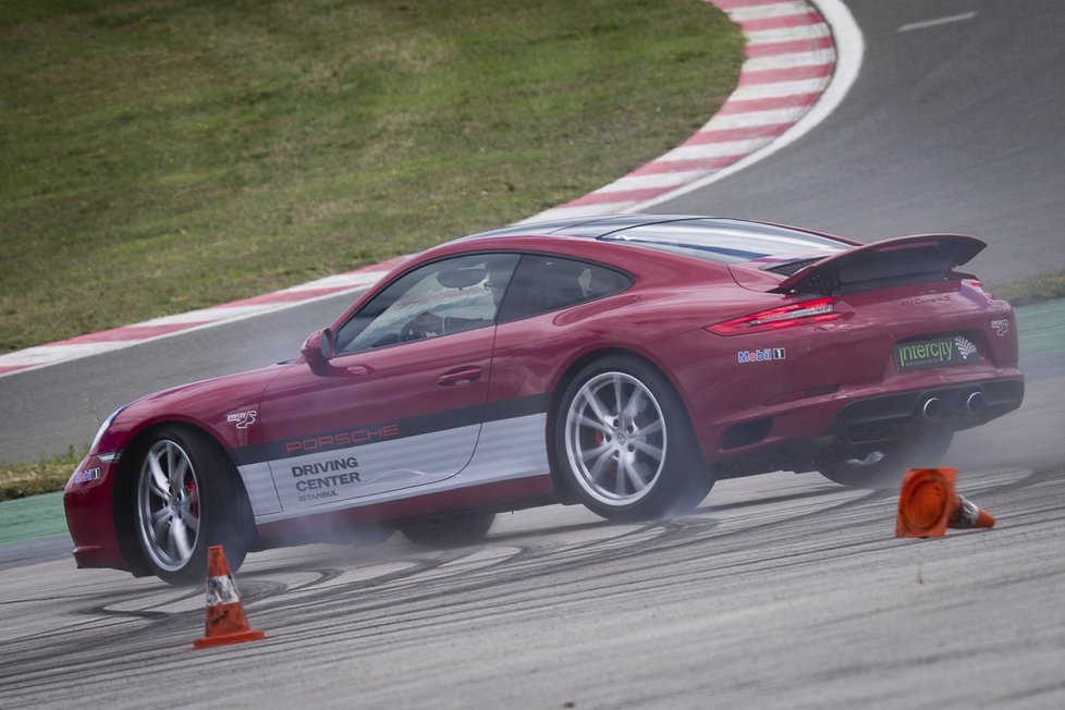 S vozy Porsche na okruhu F1