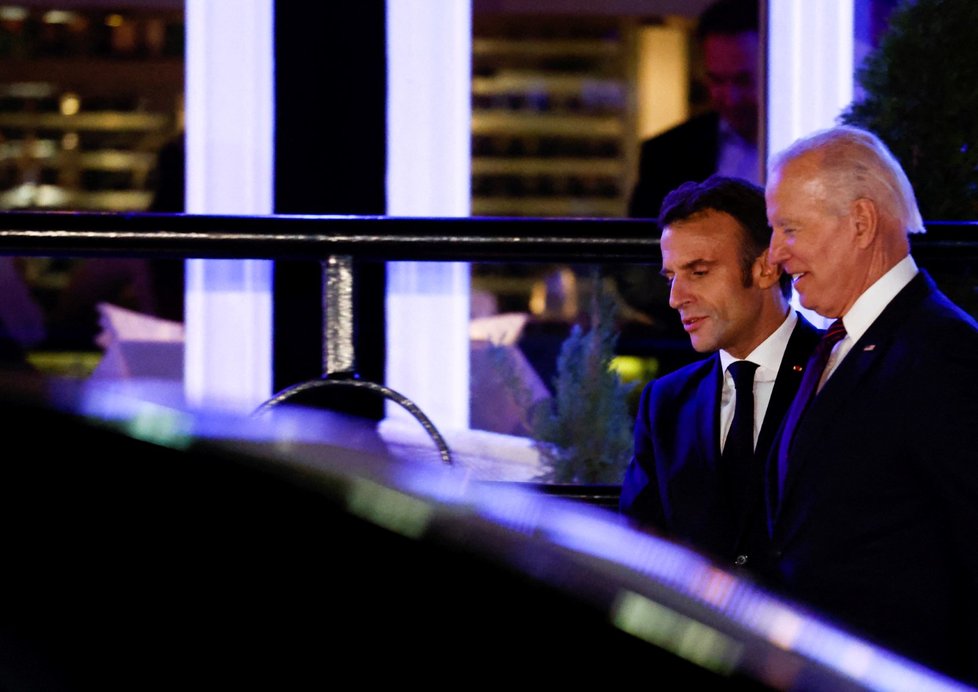 Americký prezident Joe Biden a francouzský prezident Emmanuel Macron.