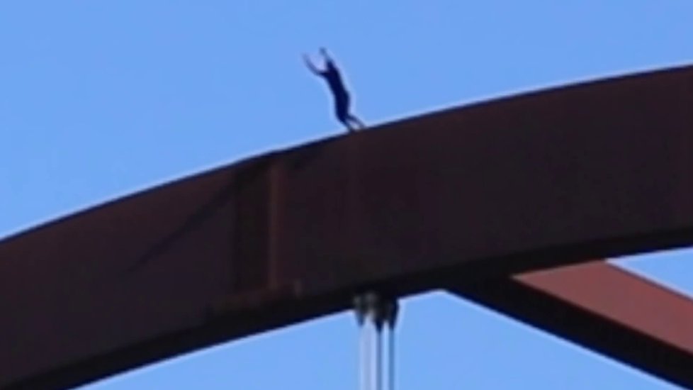 Youtuber Saa Fomba seskočil z mostu do řeky a prorazil si lebku.