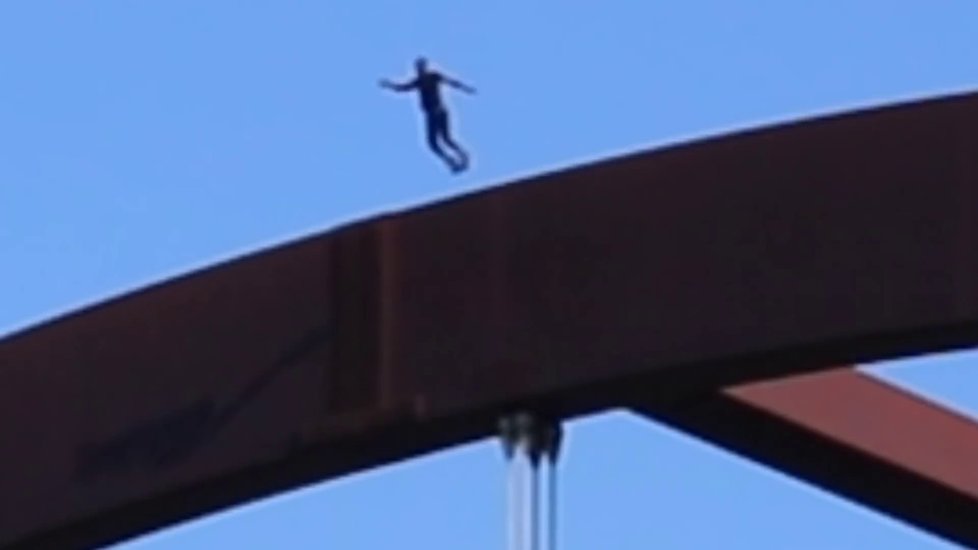 Youtuber Saa Fomba seskočil z mostu do řeky a prorazil si lebku.