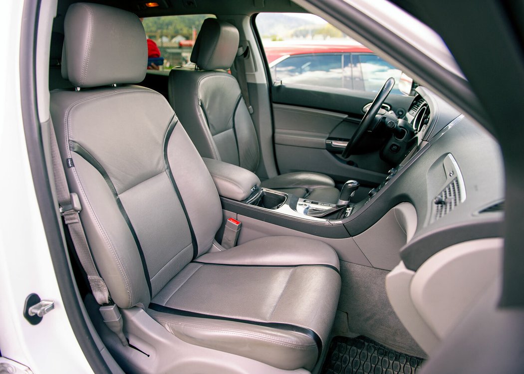 Šedý kožený potah předních sedadel SUV sází na nevyzývavou decentnost, pohodlí je na nejvyšší možné úrovni