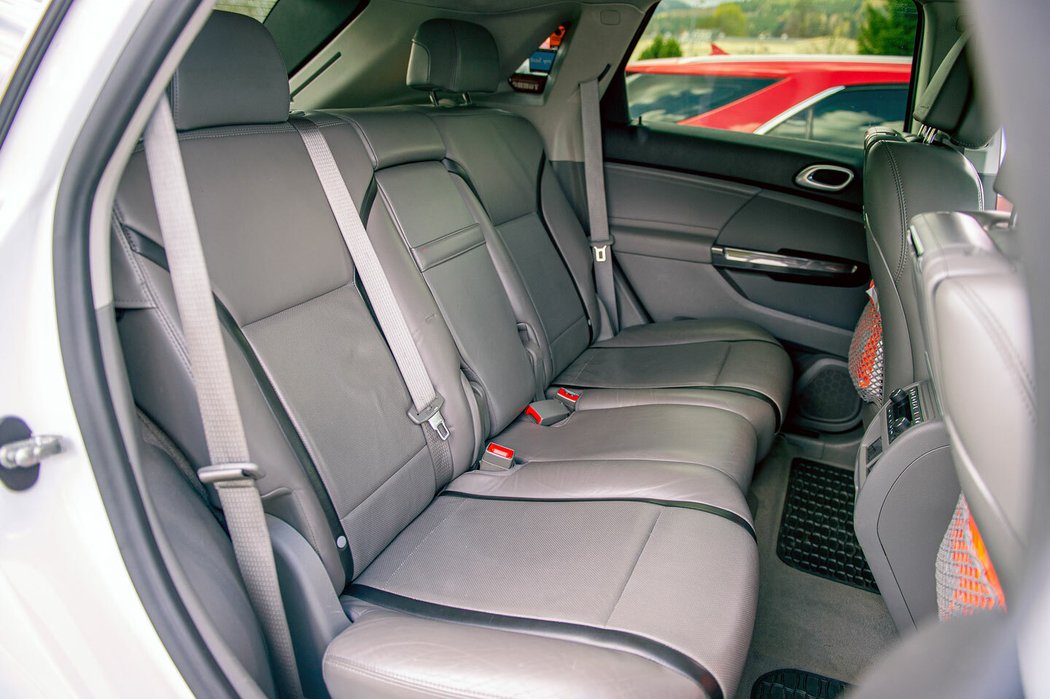 Prostor na druhé řadě sedadel modelu 9-4X odpovídá standardu soudobých luxusních limuzín