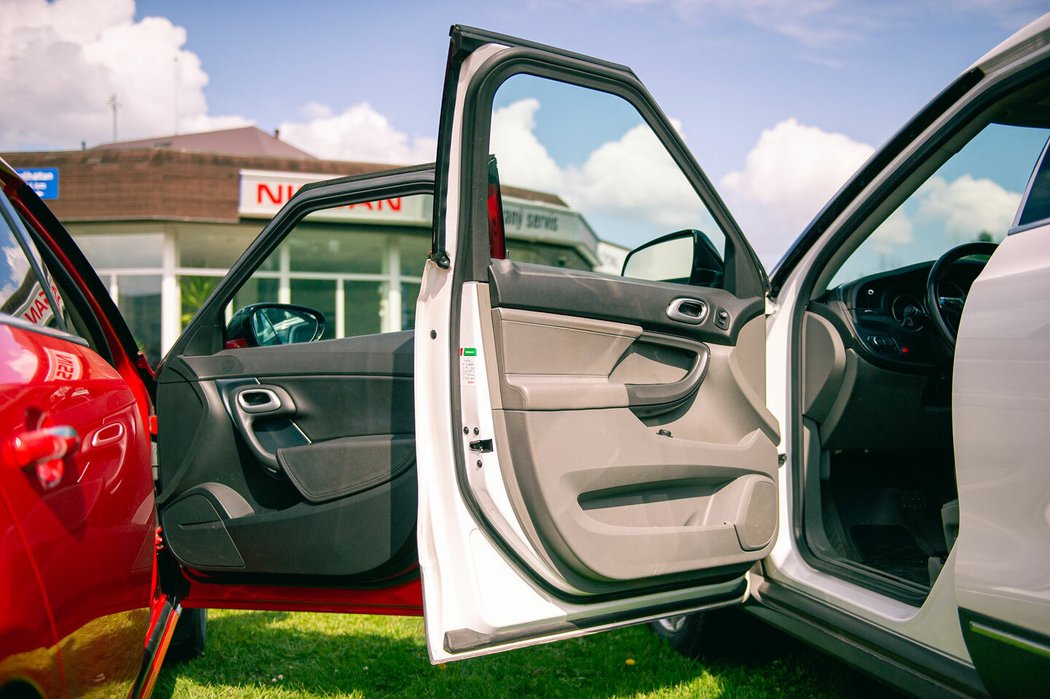 Vyznačená hrana horního rohu předních dveří navazující na rovný rám čelního skla představuje typický prvek vozů Saab. SUV se liší výrazně vyšší stavbou.