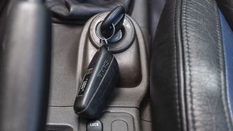 Nezvyklé startování vozů již zaniklé značky nebylo jen pro parádu. Pravý význam zná jen málokdo Nezvyklé startování vozů již zaniklé značky nebylo jen pro parádu. Pravý význam zná jen málokdo