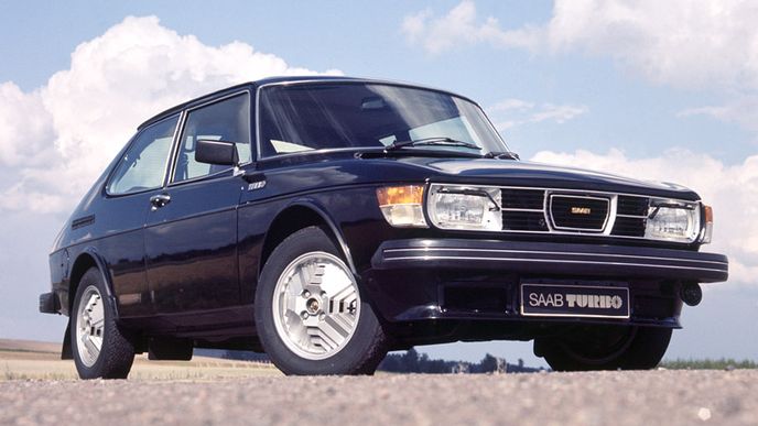 Saab 99 Turbo měl také neobvykle tvarované disky kol, velké přední směrovky a stěrače světlometů.