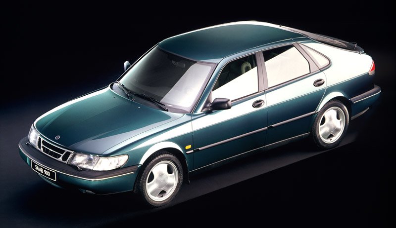 Druhá generace Saabu 900 čerpala ze spolupráce uvnitř koncernu GM a využila podvozkové díly vozů Opel Vectra/Calibra.