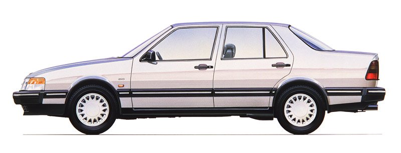 Čtyřdveřový sedan Saab 9000 CD z roku 1988 měl proti hatchbacku prodlouženou záď s ostrou hranou víka zavazadlového prostoru.