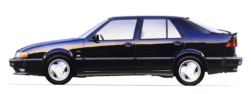 Pětidveřový Saab 9000 CSE z roku 1992 měl nízkou zakulacenou příď a brzdové světlo nad zadním oknem.