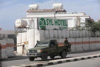 Hotel s manažery a vládními činiteli napadli teroristé. Policie islamisty zabila