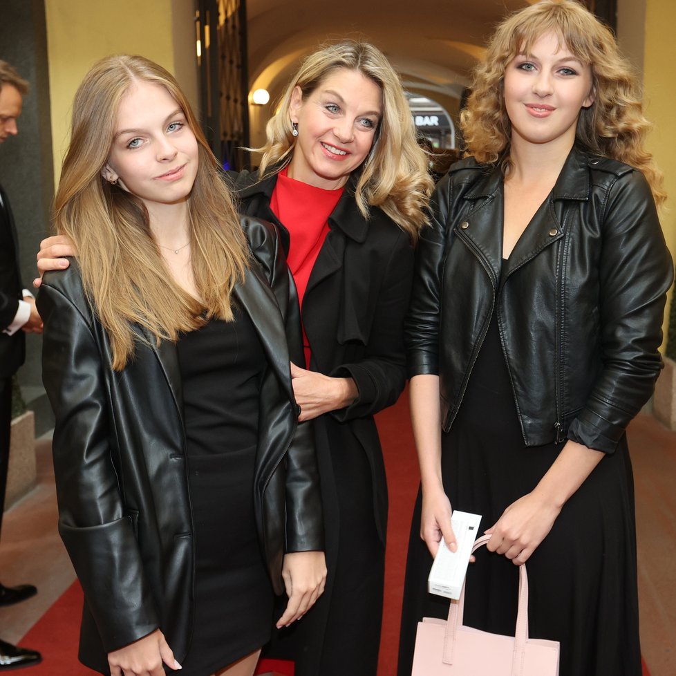 Sabina s oběma dcerami na premiéře muzikálu Biograf láska.